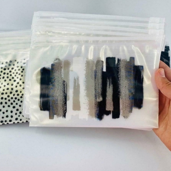 Makeup And Accessory Bags, Contain The Clutter, Use in Gym, Airport, Poolside - Picture 4 of 7